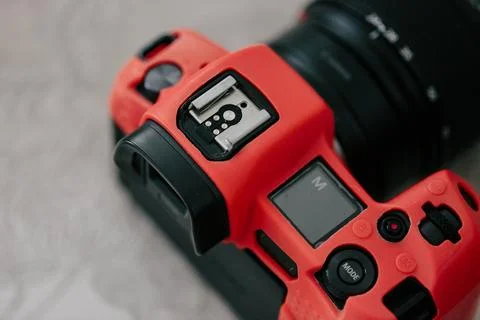 Mirrorless camera in a red silicone case, close-up. Mode m on the scoreboard Foto stock