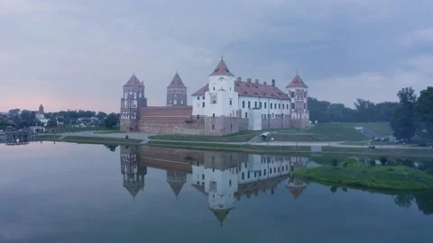 Mirsky Castle and its reflection in the lake in summer. Sunset in cloudy weather Stock Footage 135593284
