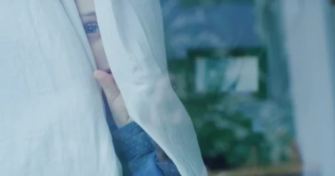 Mischievous boy hiding behind the curtains Vídeo Stock 102148435