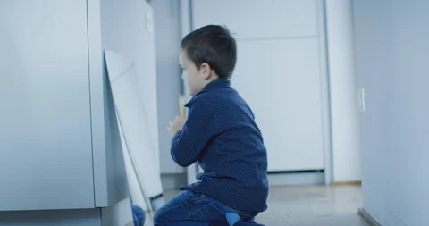 Mischievous boy looking into the mirror and playing Vídeo Stock 102139915