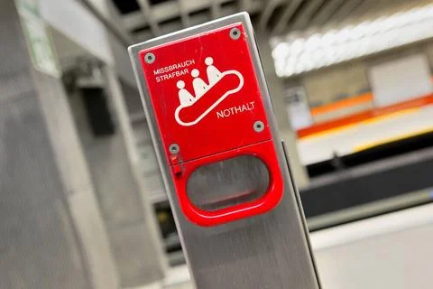 Missbrauch - strafbar ! Nothaltgriff am U-Bahnsteig in München. München Ba. Stock Photos