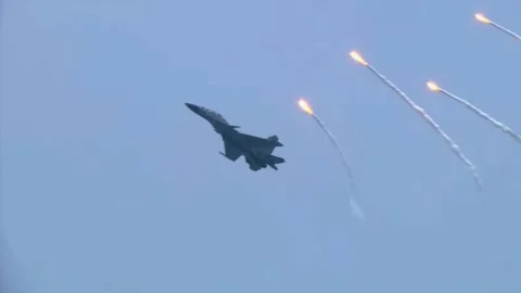 Missile Fire Rafale with explosives and smoke. Video stock 287153075