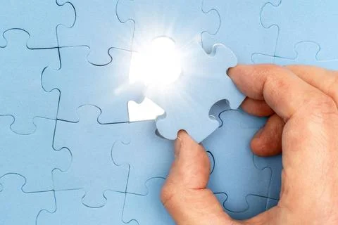 Missing jigsaw puzzle with rays of light coming out from the background Mi... 스톡 사진