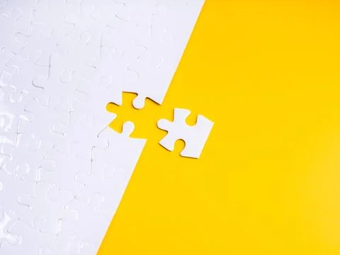 Missing puzzle piece concept on yellow background representing problem solv.. Foto stock