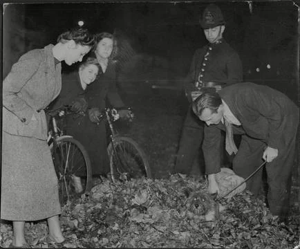 Missing Python Story. Mr And Mrs Conan Doyle Watched By Police And On Lookers Se 写真素材