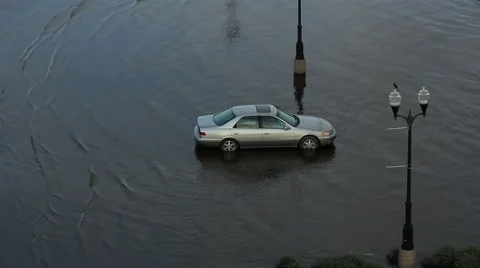 Mississippi flooding stranded car Stock Footage 40052323