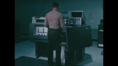 MISSOURI - 1966 - A US Marine operates an IBM printer at a data processing 库存影片 340669682