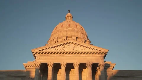 Missouri state capitol in the evening light Video stock 181682925