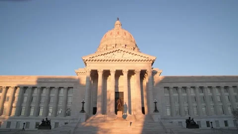Missouri state capitol in the evening light Video stock 182043866