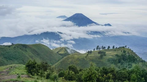 Mist and cloud over Mount Sindoro Stock Footage 61909960