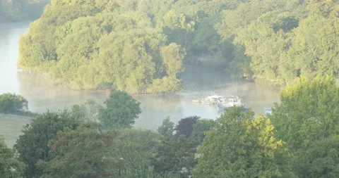 Mist crawling across quiet Thames river on a clear summer morning 스톡 동영상 150373870
