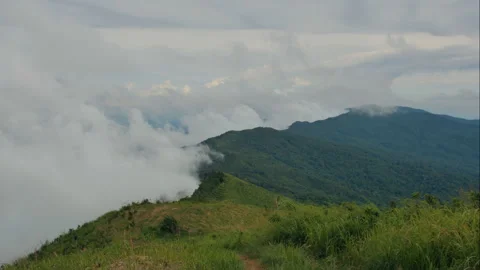 The mist flowing in between hills on Mountain. Stock Footage 135589107
