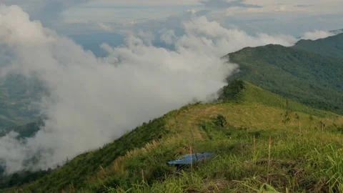 The mist flowing in between hills on Mountain. Stock Footage 135589119