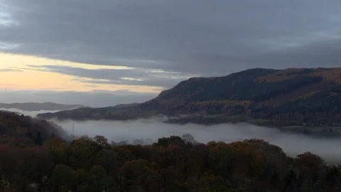 Mist rolling over Scottish Glen at sunrise in winter. Video stock 99088395