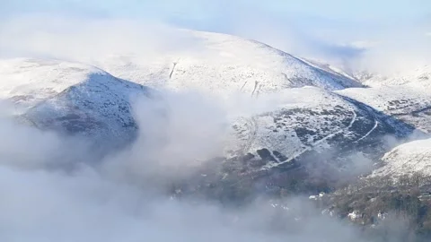 Mist rolls across a snow-covered Long Mynd, Church Stretton, Shropshire, UK. Stock-Footage 278601960