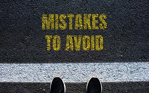 Mistakes to avoid message written on asphalt road. Conceptual mistakes to avo Foto stock