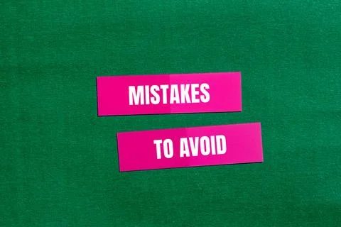 Mistakes to avoid message written on pink paper with green background. Concep Foto stock