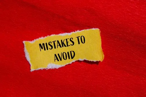 Mistakes to avoid message written on ripped yellow paper piece with red backg Foto stock
