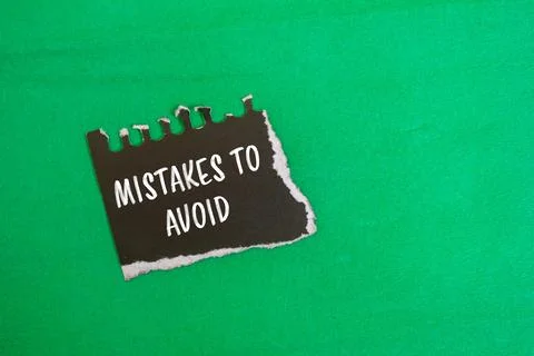Mistakes to avoid message written on ripped black paper piece with green back Foto stock