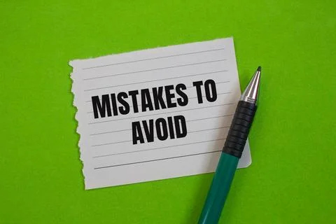 Mistakes to avoid message written on ripped paper piece with greenbackground. Foto stock