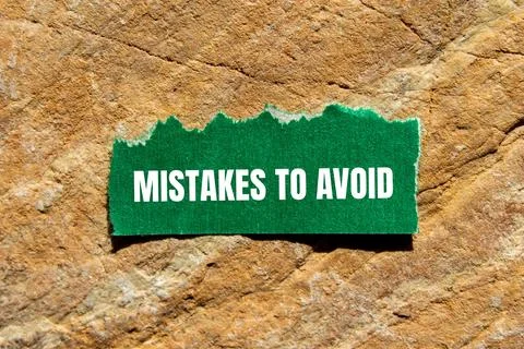 Mistakes to avoid message written on ripped torn green paper piece on stone b Stockfoto's