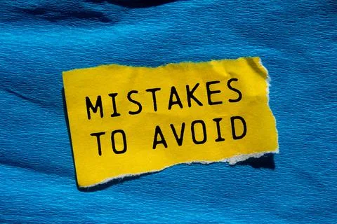 Mistakes to avoid message written on ripped torn yellow paper piece with bl.. Foto stock