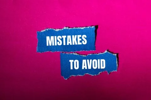 Mistakes to avoid message written on ripped torn blue paper pieces with pin.. Foto stock