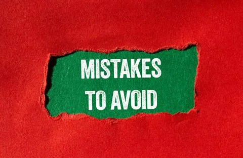 Mistakes to avoid message written on ripped torn red paper on green backgro.. Foto stock