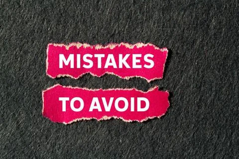 Mistakes to avoid message written on ripped torn pink paper pieces on gray .. Foto stock