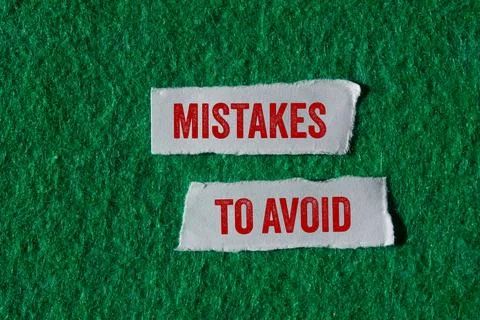 Mistakes to avoid message written on ripped torn paper pieces on green back.. Foto stock