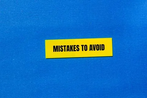 Mistakes to avoid message written on yellow paper with blue background. Conce Foto stock