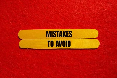 Mistakes to avoid message written on yellow wooden sticks with red backgrou.. Foto stock