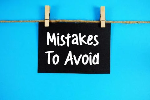 Mistakes to Avoid paper notes hanging on the rope with clothespins 库存照片