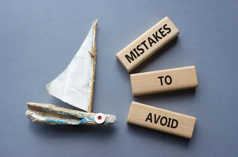 Mistakes to Avoid symbol. Wooden blocks with words Mistakes to Avoid. Beaut.. Stockfoto's