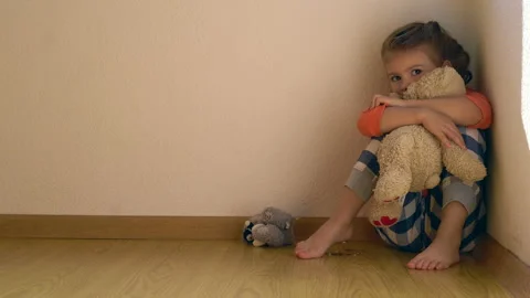 Mistreated child Video stock 139098302