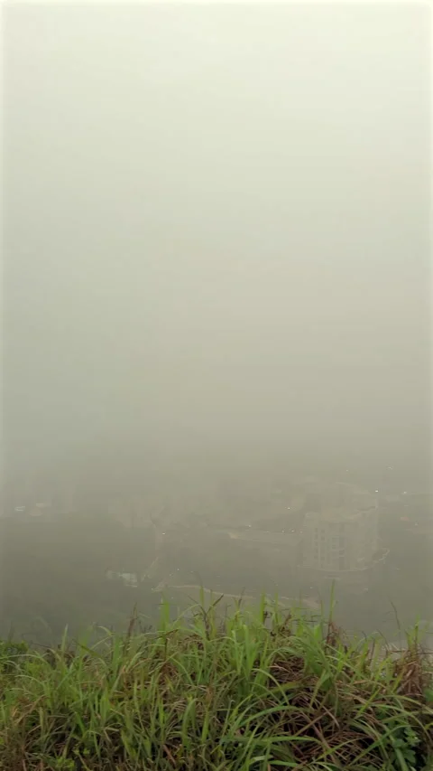 Misty cityscape view from high vantage point overlooking dense urban Vidéo 275612502
