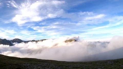 Misty clouds in the mountains. Stock Footage 142749376