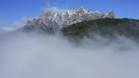 Misty Clouds Swirling around Castle Crags Mountains Castella California Drone 库存影片 335293535