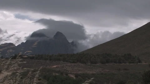 Misty cloudy mountains  with a vineyard in the foreground, Winelands. Stock-Footage 145841796