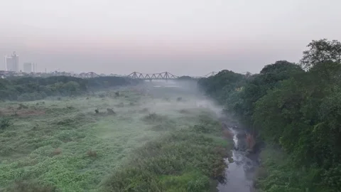 Misty Dawn Landscape with Long Bien Bridge in Hanoi, Vietnam Vidéo 344743374