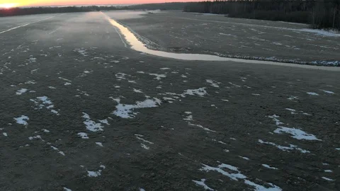 Misty irrigation ditch on snow-covered farmland in early spring. The concept of Vídeos de archivo 128315084