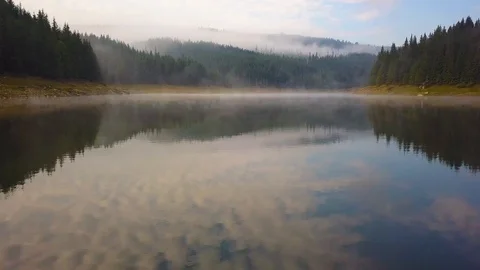 Misty lake 動画素材 85553222