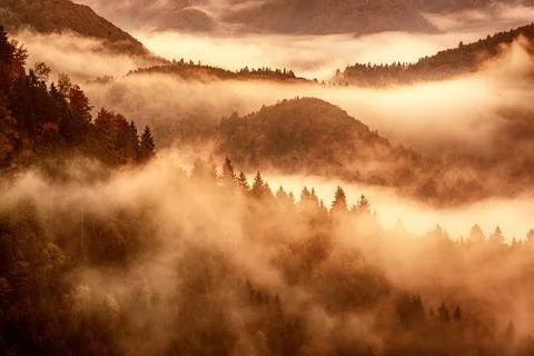 Misty mountain landscape Stock-Fotos