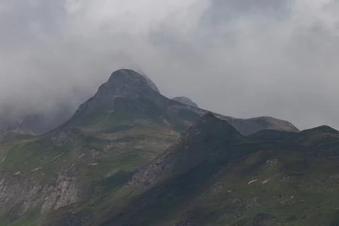 Misty Mountain Peak Surrounded by Dramatic Clouds Foto stock