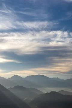Misty Mountain Range Under Cloudy Sky Stock-Fotos