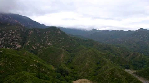 Misty Mountain Ridges and Drifting Clouds 4K Aerial Stockbeeldmateriaal 320771857