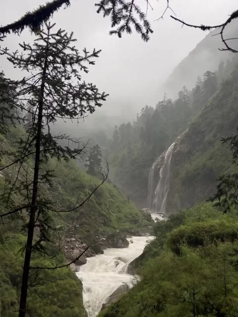 Misty Mountain Waterfall and Rushing River 库存影片 340868757