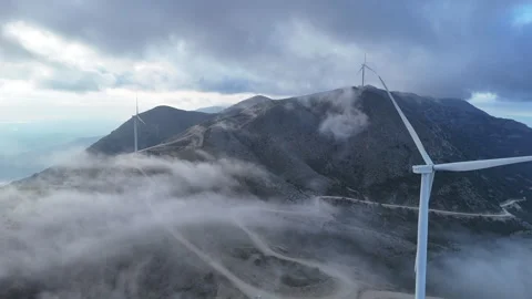 Misty mountain wind farm. Video stock 320247275