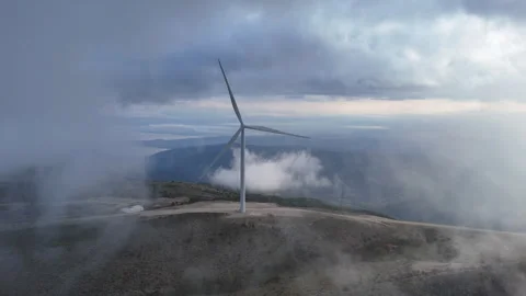 Misty mountain wind farm. Video stock 320247489