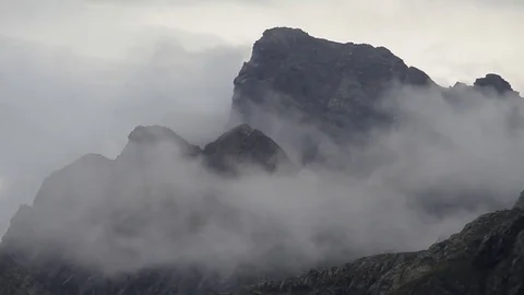 Misty mountaintop timelapse 動画素材 85392437